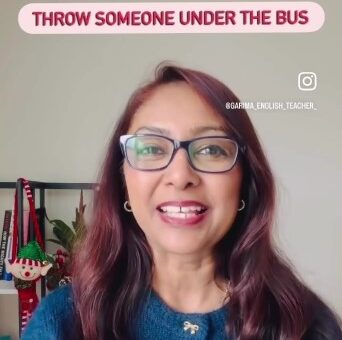 Throw someone under the bus – jogar alguém aos leões
